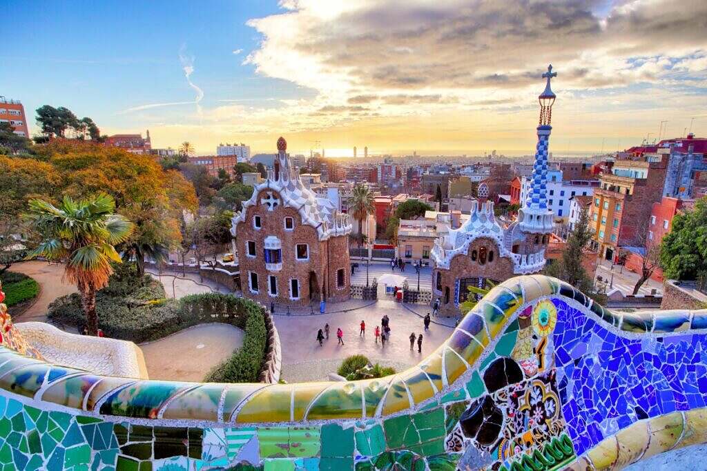 En vy över staden från en terass på Parc Guell av Gaudi, i Barcelona, Spanien.