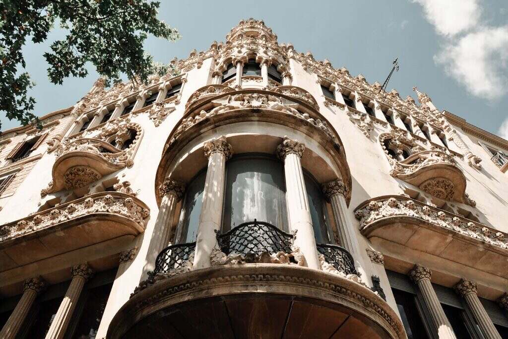Vacker fasad med glas och utsmyckning, i Barcelona, Spanien.
