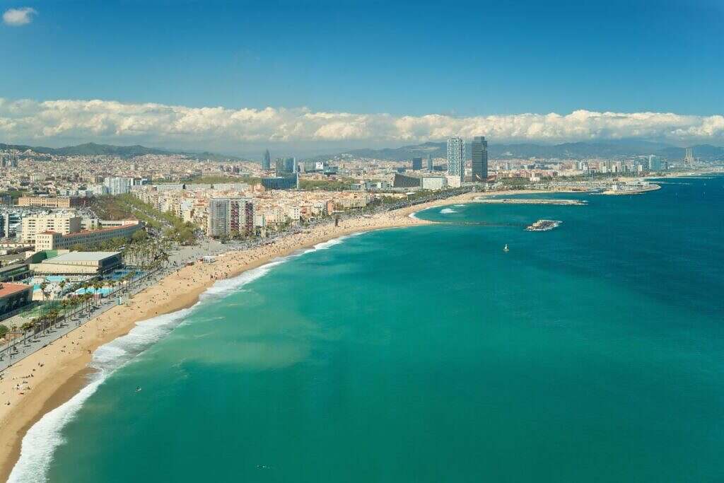 Vy över beachen utanför Barcelona, Spanien.