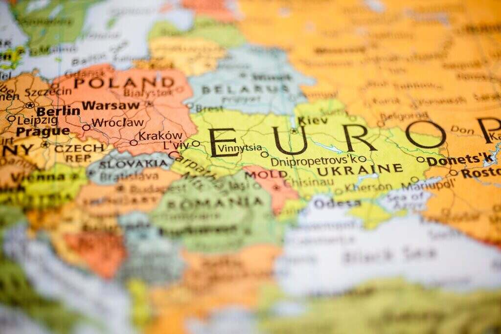 Närbils av en färgglad karta över Europa.