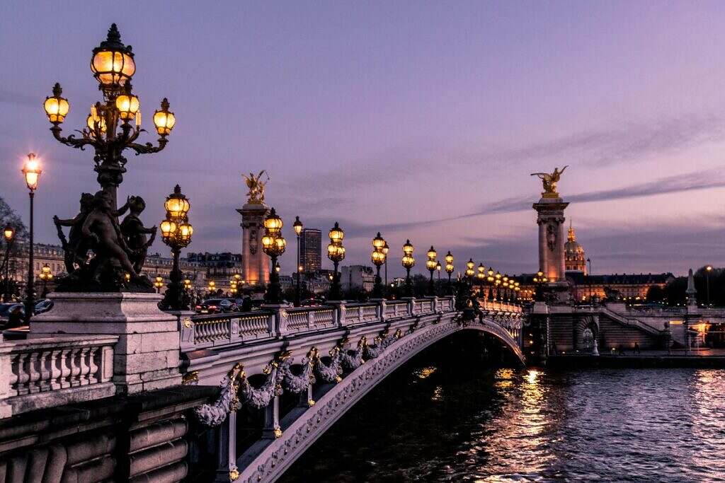 Pont Alexandre III - en klassisk vacker bro i Paris med skulpturer och stilrena gatulampor.