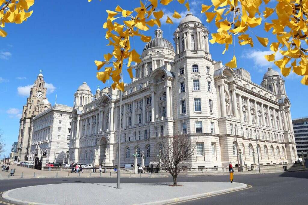 Port of Liverpool Building, en vacker vit klassisk byggnad som reser sig mot en blå himmel.