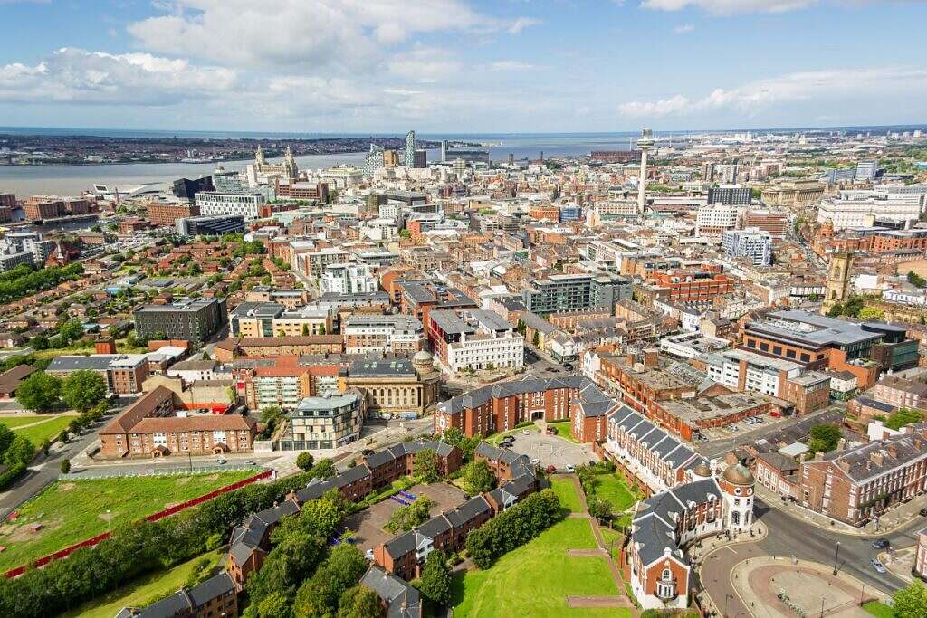 En vy ovanifrån över hela Liverpool en vacker sommardag med blå himmel och vita moln.
