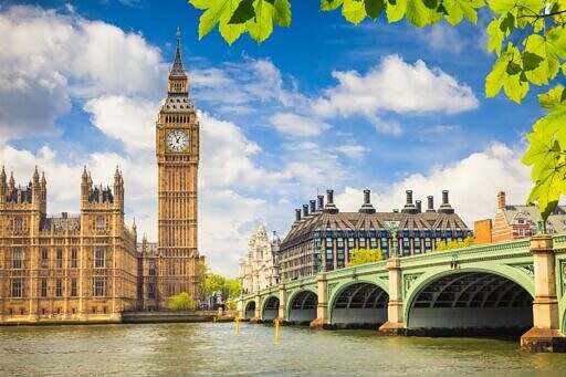 En vacker vy över Big Ben tornet, en del av parlamentsbyggnaden och Westminster Bridge.