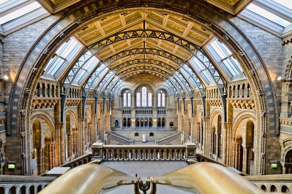 Interiör av ett vackert stort bågformat tak inne i British Museum i London.