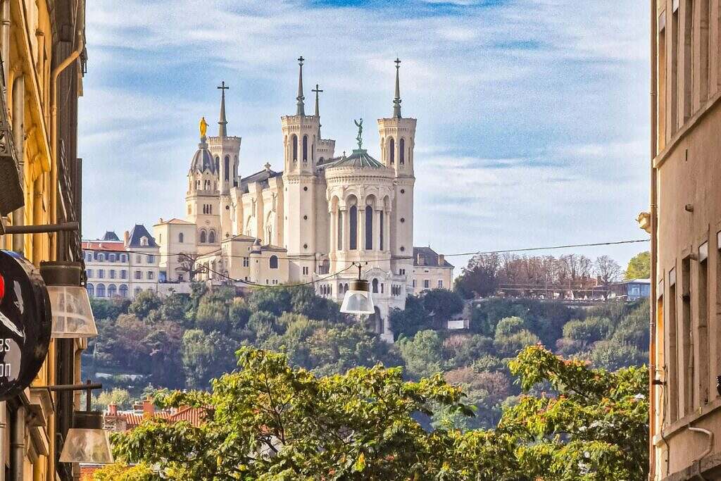 Den vackra gamla kyrkan Notre Dame de Fourvière på en hög kulle i staden Lyon i Frankrike.