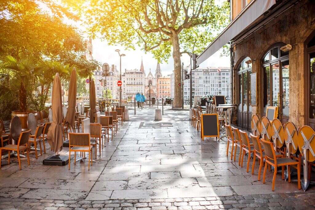 Ett mysigt cafe med utomhusservering i Lyon, Frankrike.