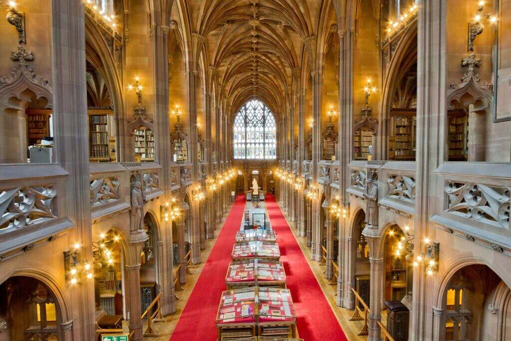 Insidan av den vackra gotiska byggnaden John Rylands bibliotek i Manchester.
