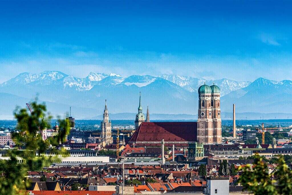 En vy över Munchen i Tyskland, med Alperna i bakgrunden.