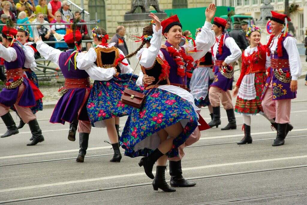 Bayerska dansare i folkdräkt dansar traditionell folkdans.