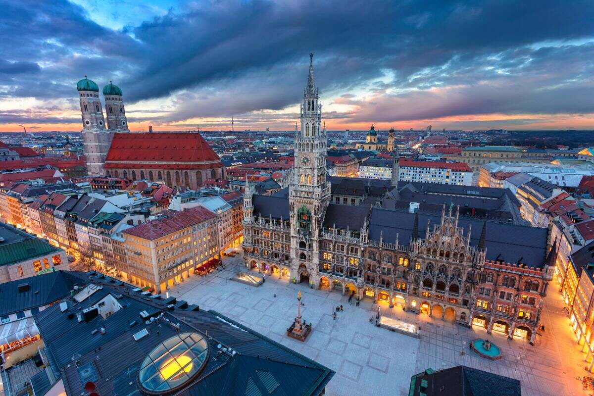 City centrum Marienplatz i Munich, Tyskland på kvällen med den vackra, gamla byggnaden Nya rådhuset i Nygotisk stil.