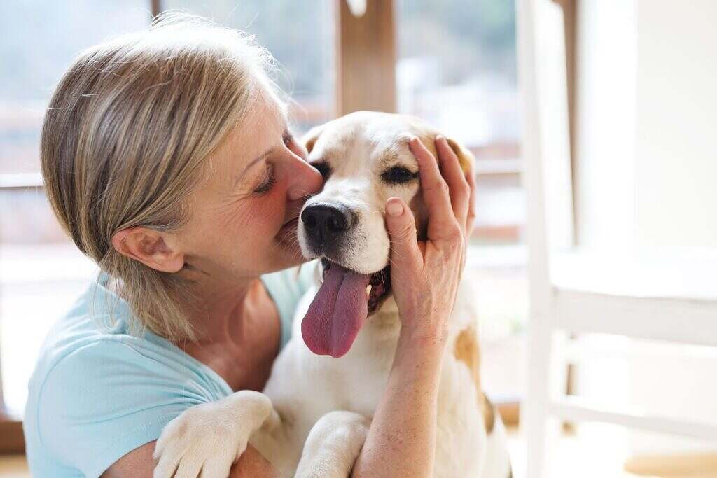 Pensionerad kvinna med sin hund.