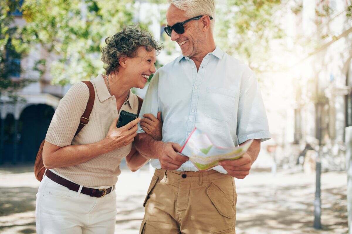 Ett par som har gått i pension och reser i världen tillsammans.