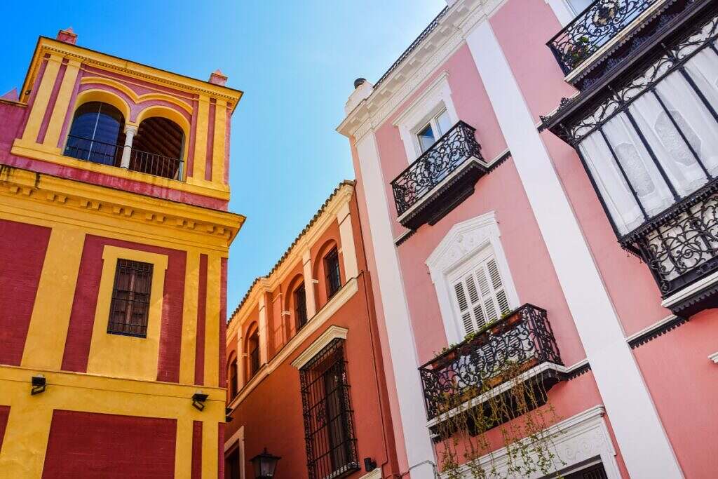 Vackra, färgglada bostadshus i Spanien.