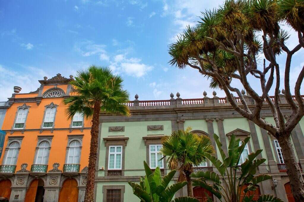 Vackra färgglada äldre bostadshus med stora fönster och utsmyckning i Gran Canaria, Spanien.
