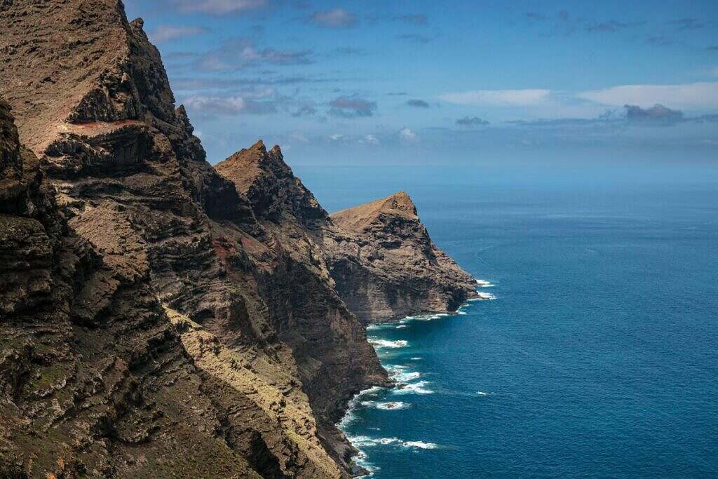 En del av kusten på Gran Canaria, Spanien med dramatiska berg och havet.