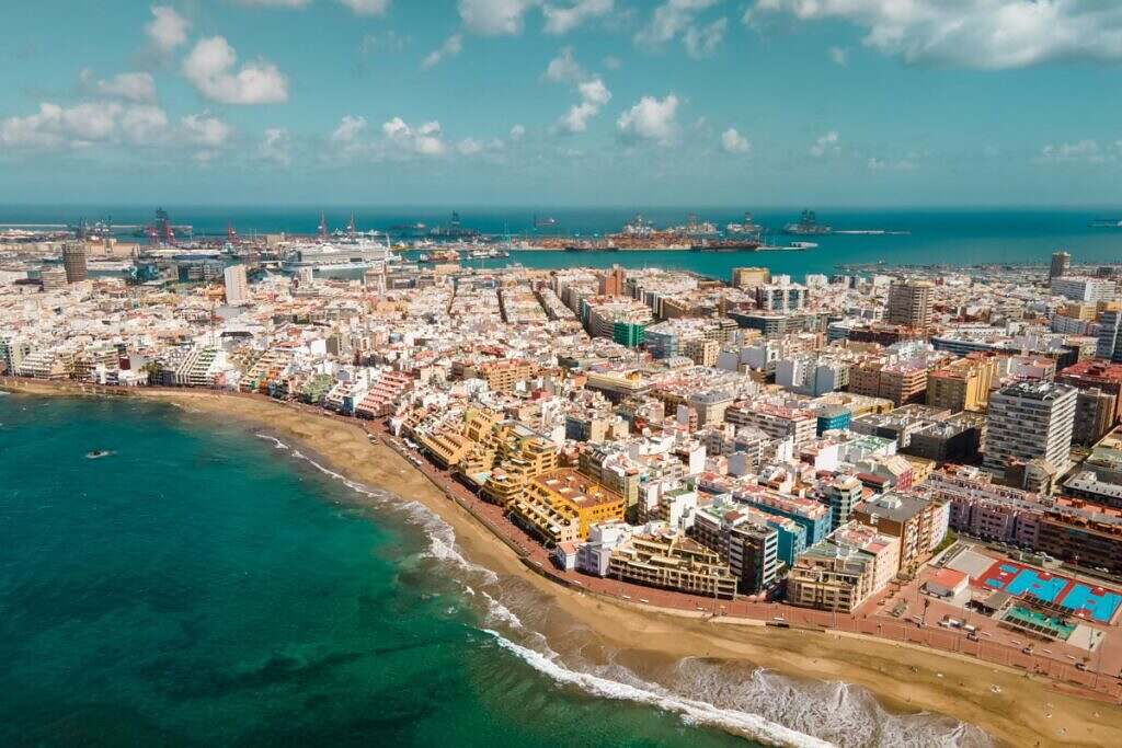 Las Palmas, Gran Canaria, Spanien vy över staden och havet.
