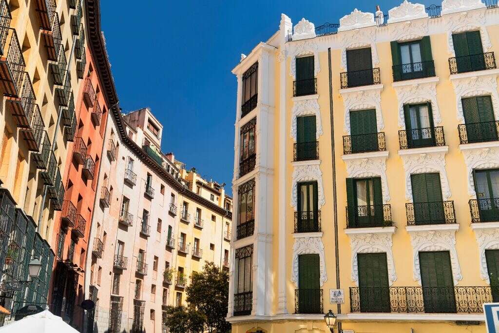 Längor med bostadshus i Madrid, Spanien.