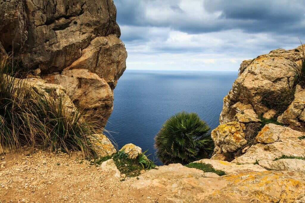 En scenisk vy över havet och bergsnaturen på Mallorca, Spanien.