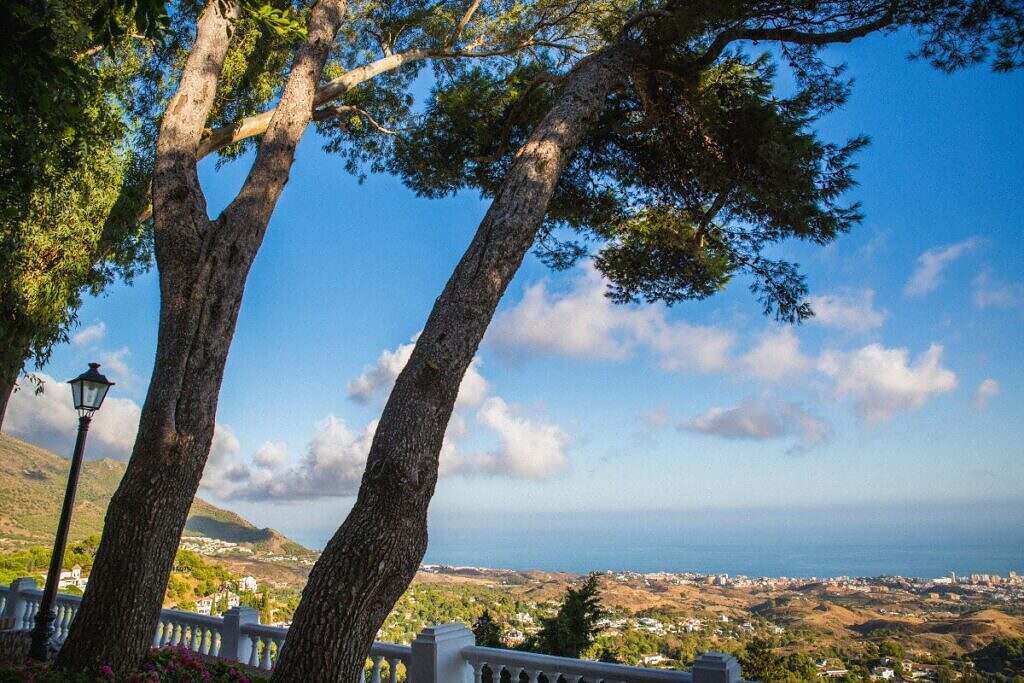 En scenisk vy över havet och staden på Marbella, Spanien.