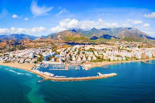 En vy över staden, kusten och bergen på Marbella, Spanien.