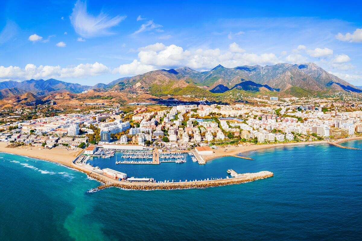 En vy över staden, kusten och bergen på Marbella, Spanien.