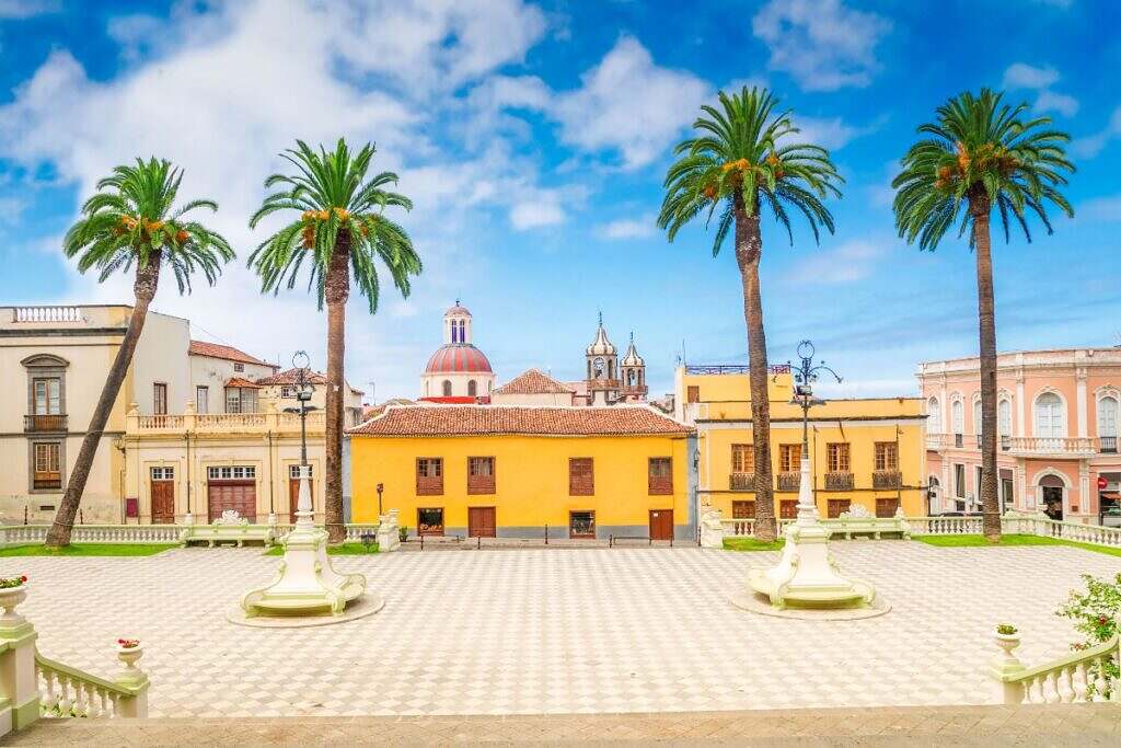 Vy över ett torg i Teneriffa, Spanien.