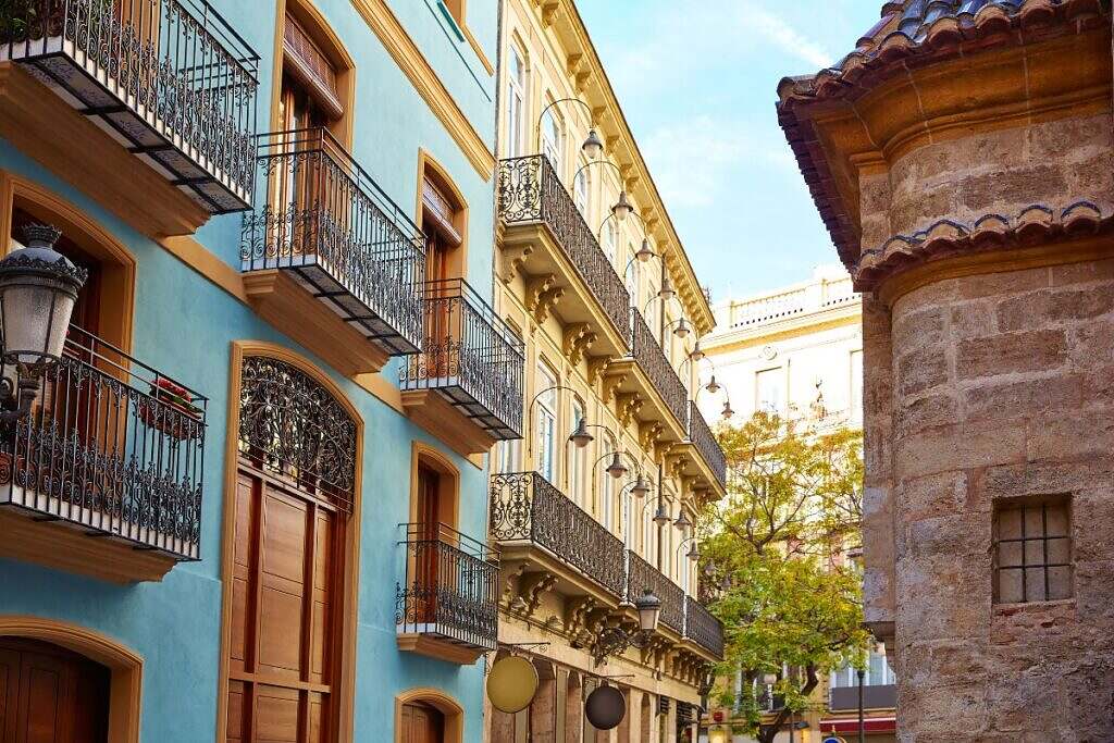 Bostadshus i Valencia, Spanien med gamla, vackra, färgglada gränder.