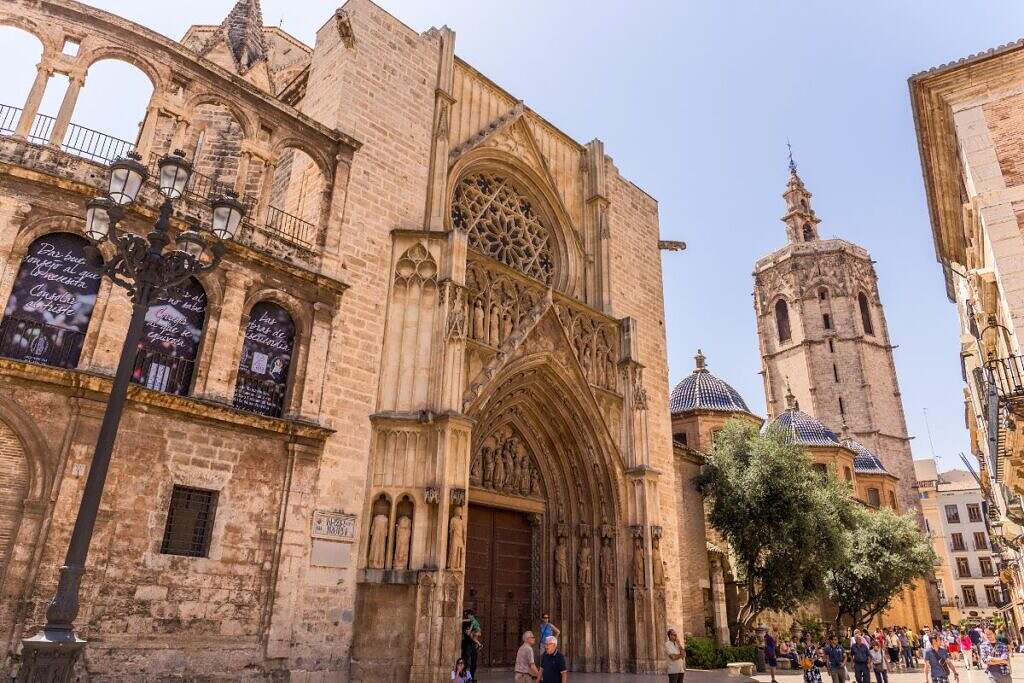 En vacker gränd med ett kyrktorn i bakgrunden, Valencia, Spanien.