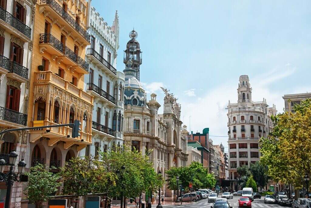 Höga, vackra, äldre byggnader i city centrum Valencia, Spanien.
