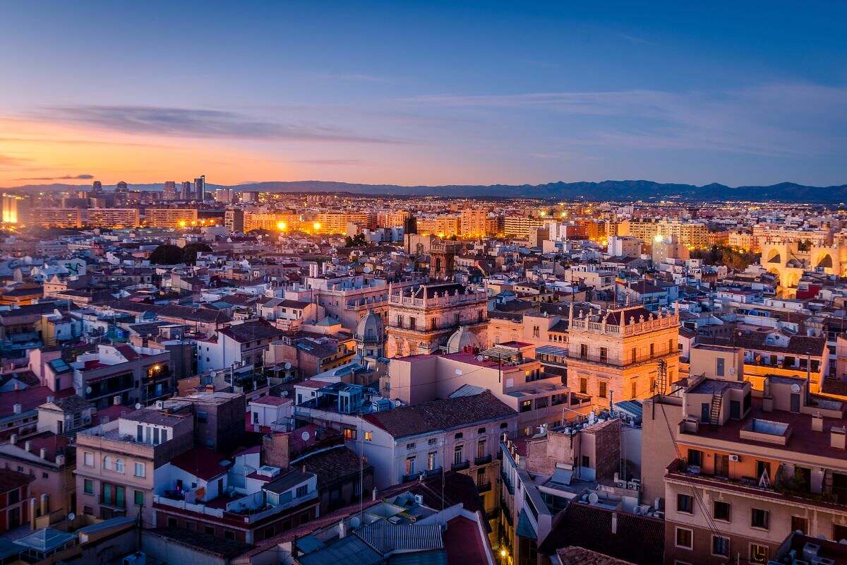 Vy över staden Valencia i Spanien på kvällen.