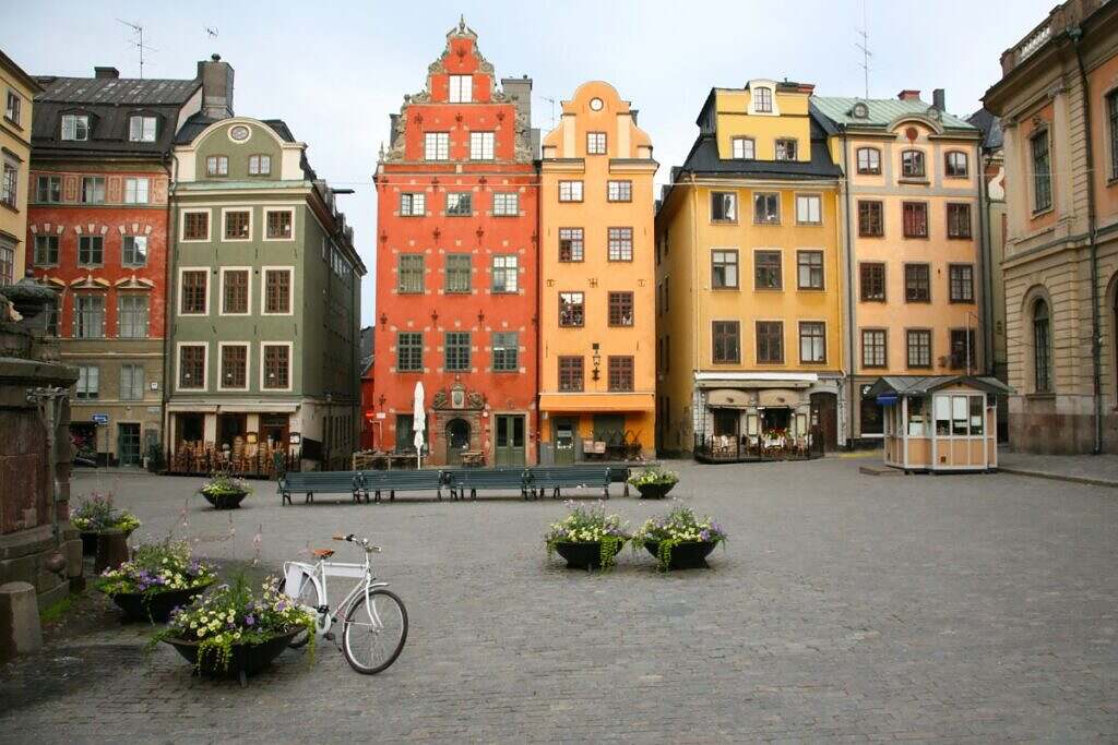 Centrala Galma Stan med klassiska gamla byggnader i rött, orange och grön färg.